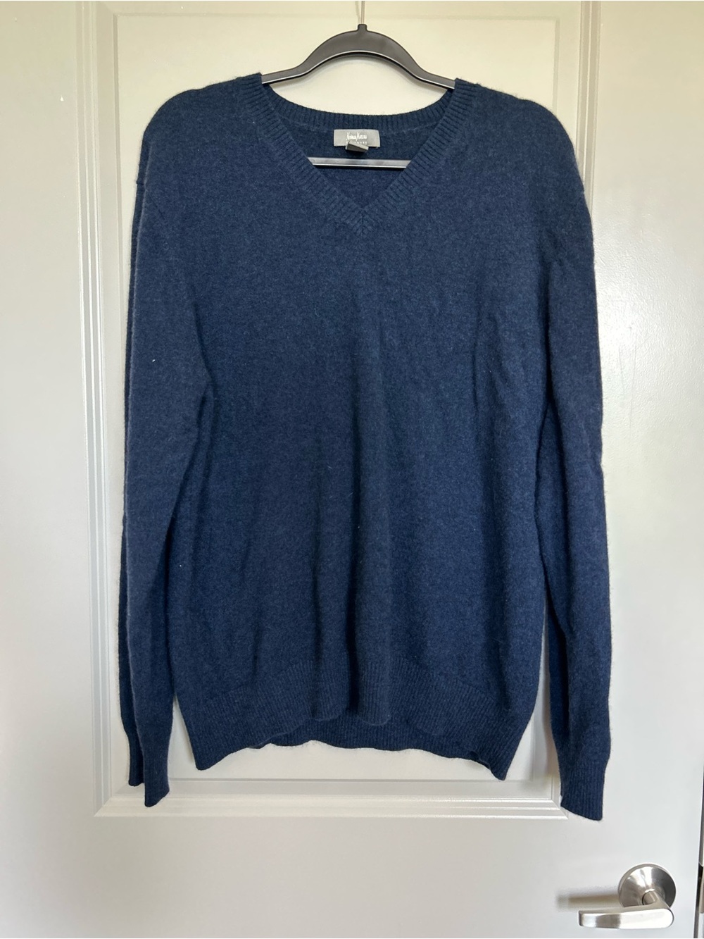 Neiman Marcus 100% Cashmere Men's V-Neck Sweater in Navy Blue